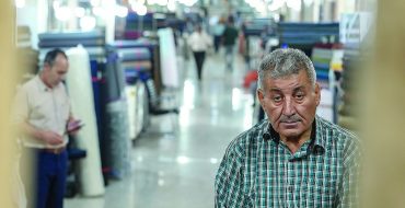   کارگران زیر بار گرانی