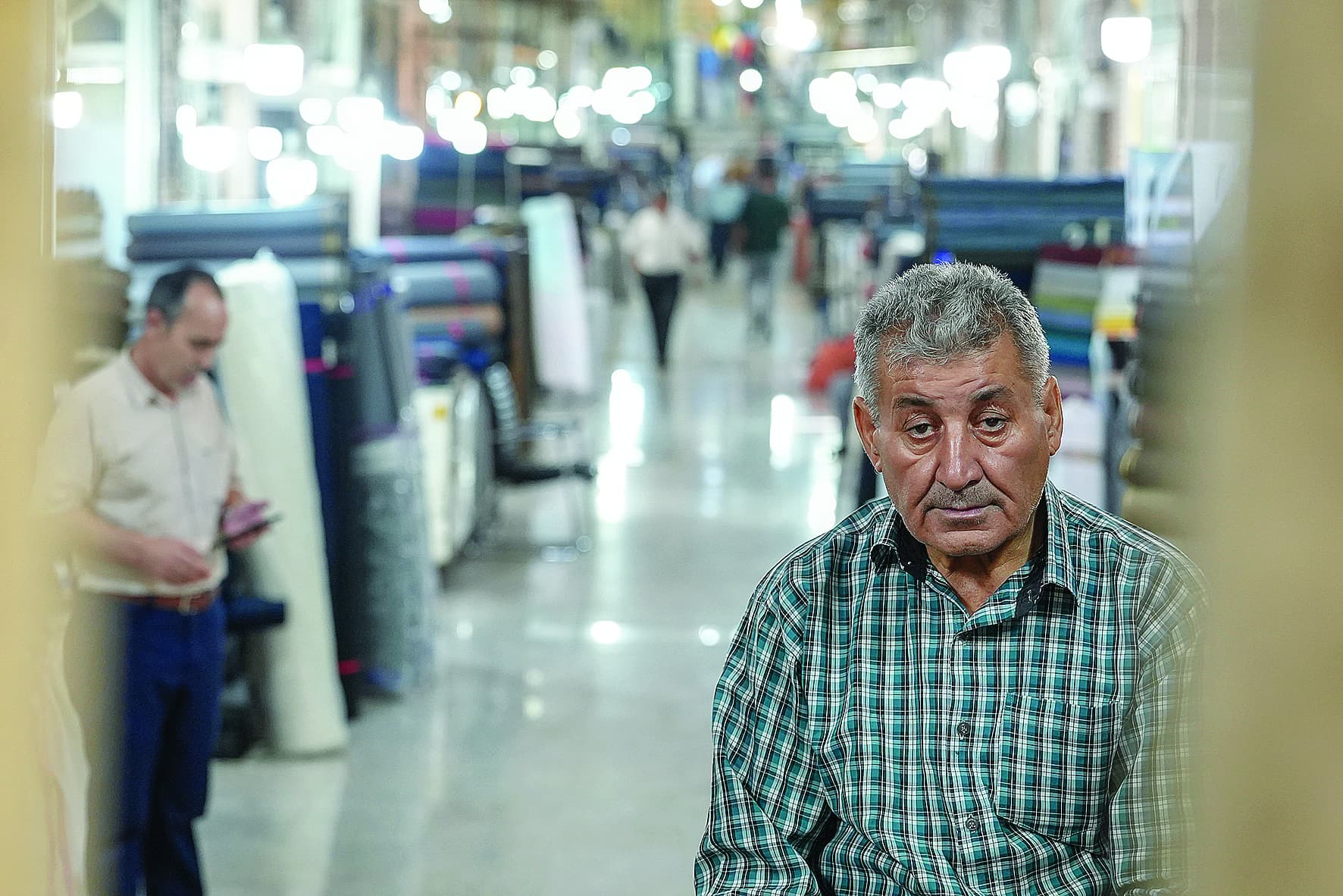   کارگران زیر بار گرانی