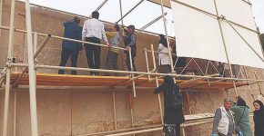 کتیبه داریوش اول در معرض بازدید گردشگران قرار می‌گیرد