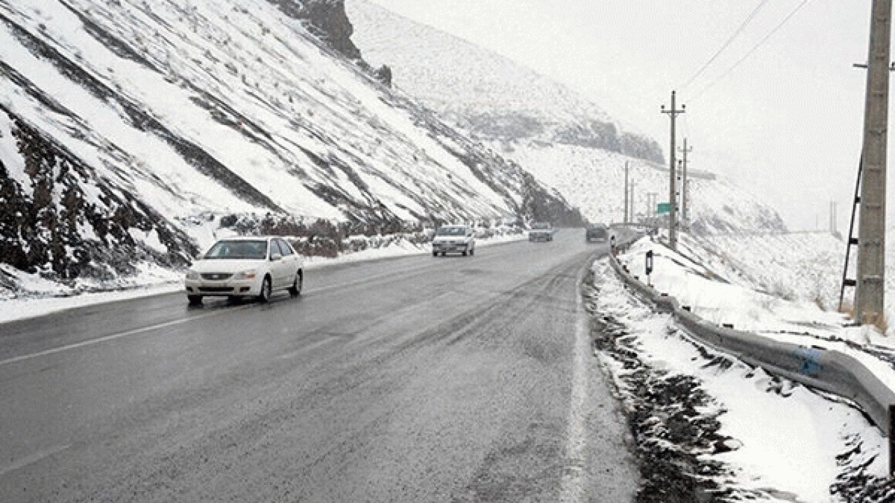 هشدار پلیس راه؛ مه غلیظ و برف در گردنه گدوک حرکت خودروها را کند کرده است