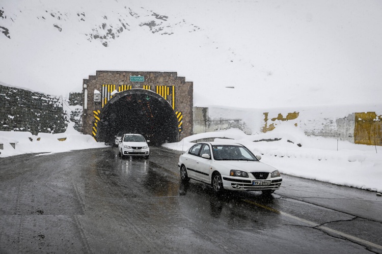 محورهای این ۷ استان برفی شد؛ وضعیت جوی و ترافیکی جاده چالوس