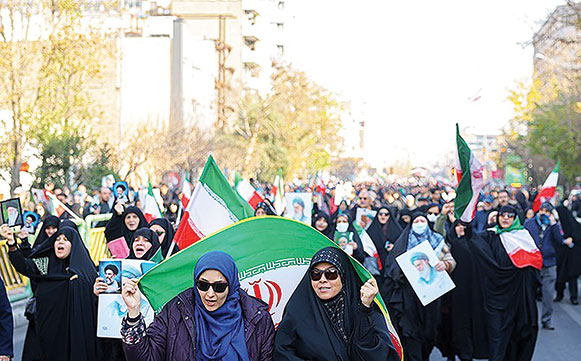 ملت ایران با افتخار و قدرت ایستاده است