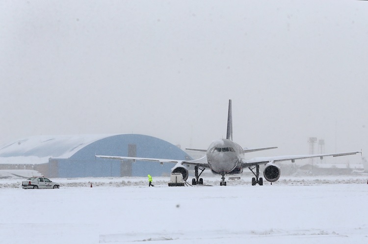 برف و یخبندان در فرودگاهای کشور؛ مسافران با این شماره تماس بگیرند