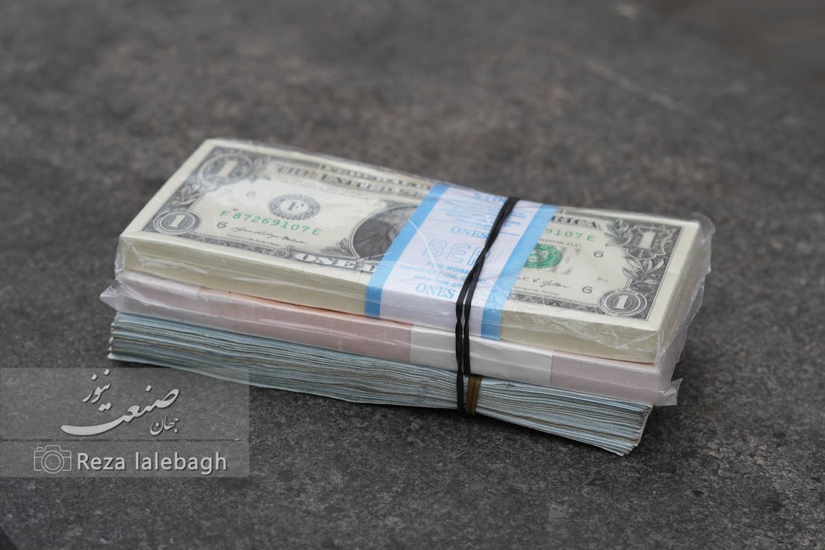 کاهش قیمت رسمی دلار