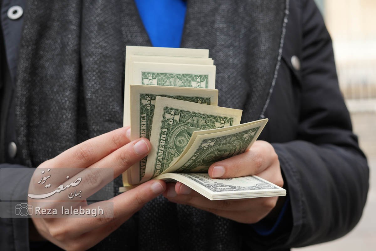 قیمت دلار رسمی صعود کرد؛ فاصله با بازار آزاد به کمترین حد رسید