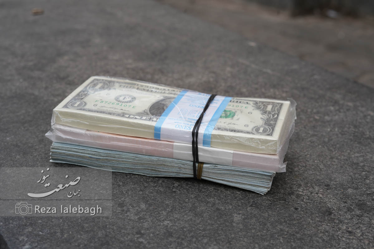تضاد بزرگ در معاملات ارزی؛ دلار آزاد و حواله‌ای در دو مسیر متضاد
