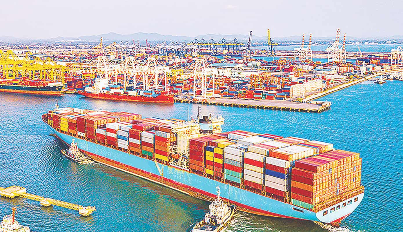 تجارت روی لبه تیغ سیاست