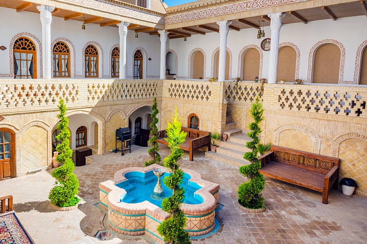 مجلس تصویب کرد؛ گردشگران خارجی مشمول افزایش ۵ یورویی عوارض شدند