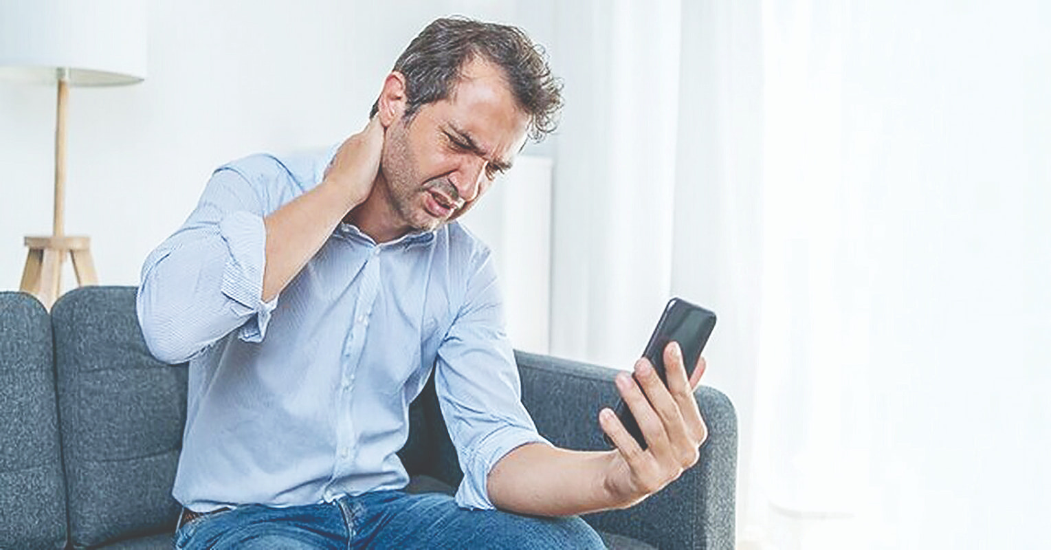 گردن موبایلی؛ بیماری عصر دیجیتال