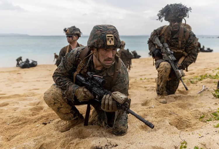 ۲۵۰۰ تفنگدار دریایی آمریکا وارد خاورمیانه شدند