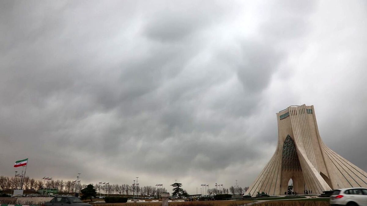 آسمان ابری همراه با وزش باد در تهران