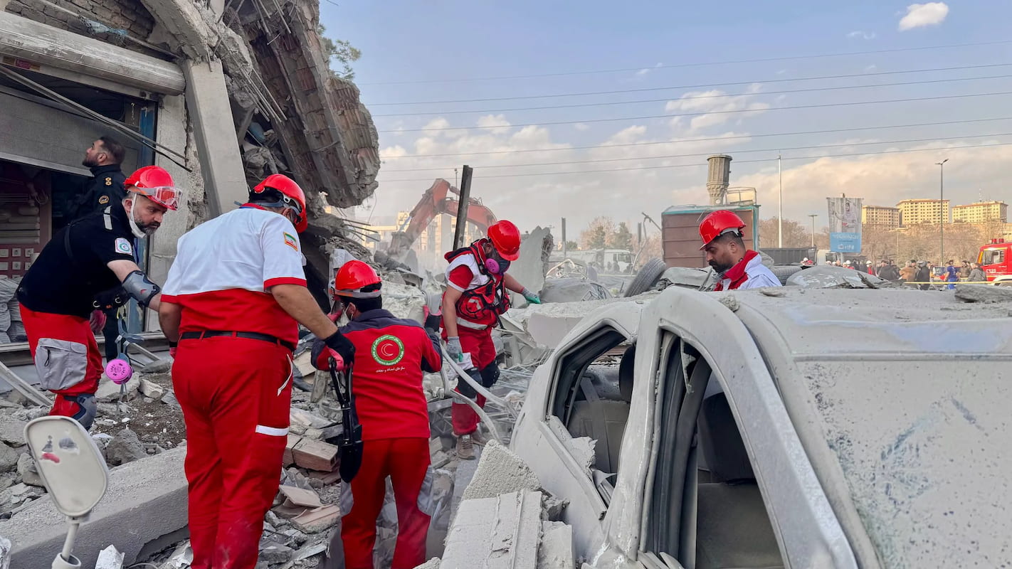 امدادگران آماج حملات دشمن