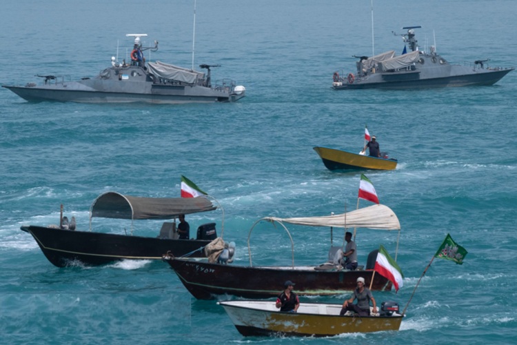 هشدار سپاه؛ برخورد سخت با شناور‌ها برای عبور از تنگه هرمز