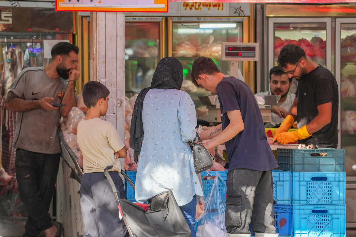 معیشت در دو راهی بقا
