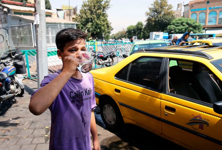 هشدار گرمازدگی جدی شد؛ وزارت بهداشت این نوشیدنی‌ها را ممنوع کرد