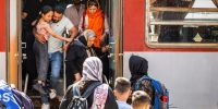 توقف قطار خاوران- مشهد در پی خروج چند محور از خط/ اعزام مسافران با قطار جایگزین