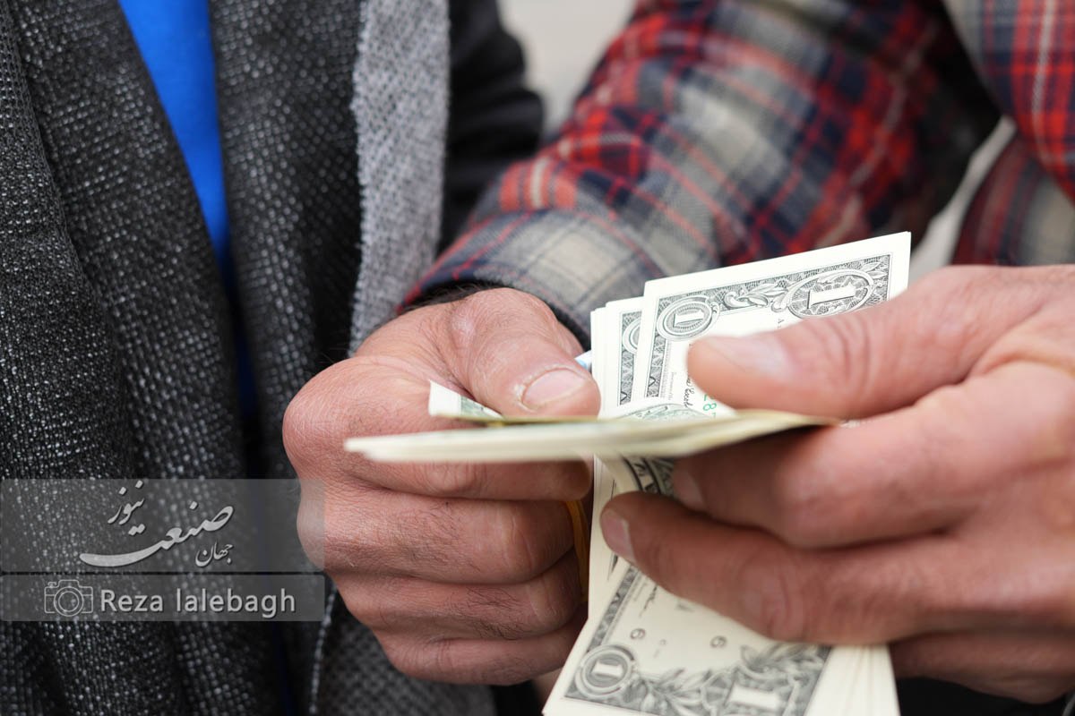 سیگنال تازه به بازار ارز؛ ثبات قیمت دلار روی مرز ۱۶۱ هزار تومان