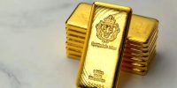 دلار اوج گرفت، طلا عقب نشست؛ فلز زرد در سراشیبی قیمت